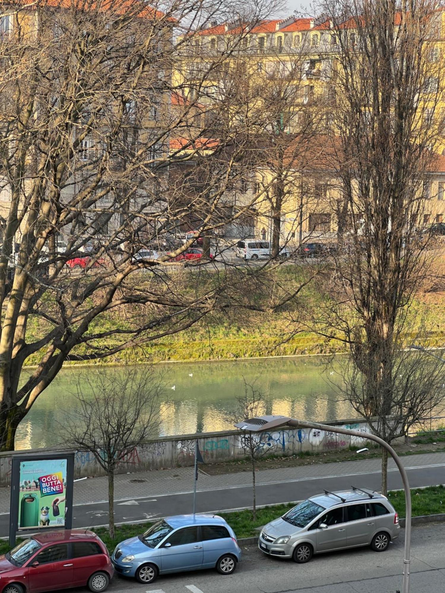 Room With Private Balcony On The Dora River Turin Exterior foto