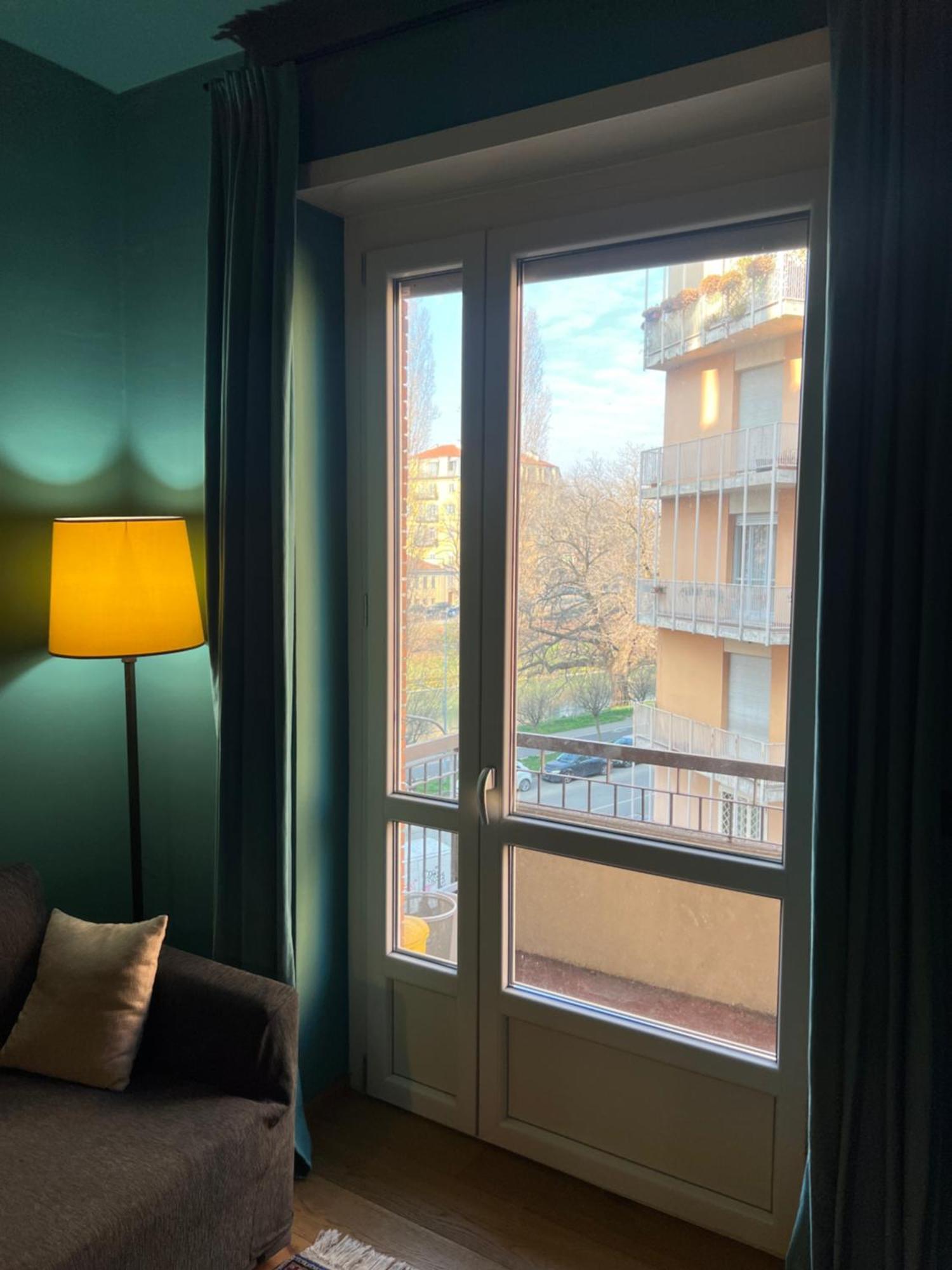 Room With Private Balcony On The Dora River Turin Exterior foto